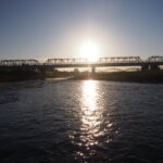 渡良瀬橋の朝日の写真です。