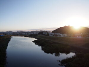 渡良瀬川と浅間山から登る朝日の写真です。