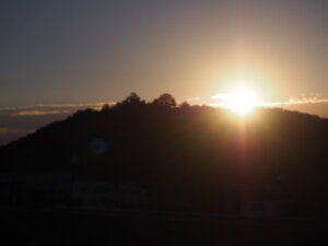 浅間山から登る朝日の写真です。