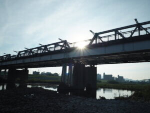 渡良瀬橋の朝日の写真です。