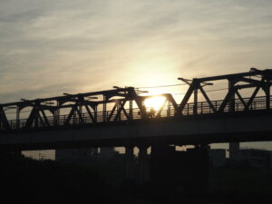 渡良瀬橋の朝日の写真です。