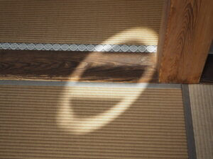 光明寺：本堂の床に映る家紋の写真です。