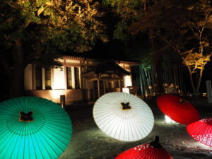 史跡足利学校のライトアップ写真です。