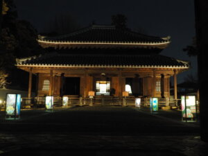 足利学校：ライトアップされた孔子廟の写真です。