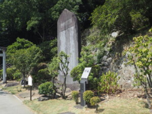 織姫神社：造営碑と友愛義団碑の写真です。