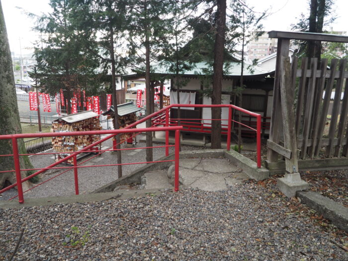 下野一社八幡宮拝殿から門田稲荷神社へ通じる階段の写真です。
