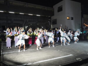 マルシェで踊る人の写真です。