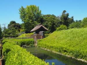 足利学校：裏門と土塁の写真です。