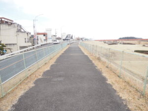 堤防の歩道の写真です。