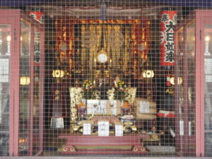 鑁阿寺：本堂の須弥壇の写真です。