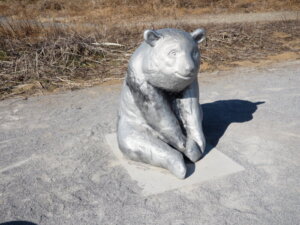 渡良瀬川緑地公園　クマの置物の写真です、