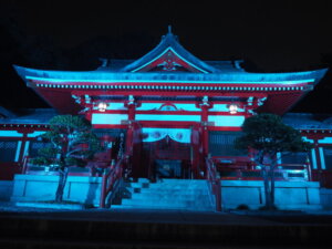 足利織姫神社：ブルーライトアップされた社殿の写真です。