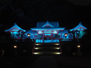 織姫神社：ブルーライトアップされた社殿の写真です。