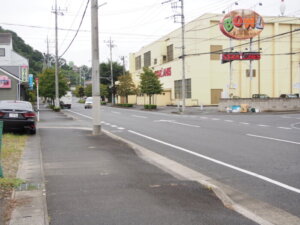 反対側の歩道に見えるボウリング場の写真です。