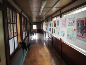 大久保分校内の廊下の写真です。