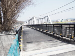 工事が終了した渡良瀬橋の側道の写真です。