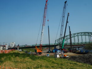 中橋上流から臨む架け替え工事の写真です。