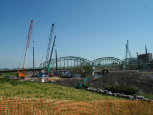 中橋上流から臨む架け替え工事の写真です。