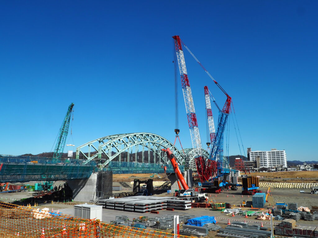 日本初：中橋3連アーチの移設工事の写真です。