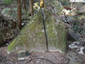 名草厳島神社：割れた巨石の写真です。