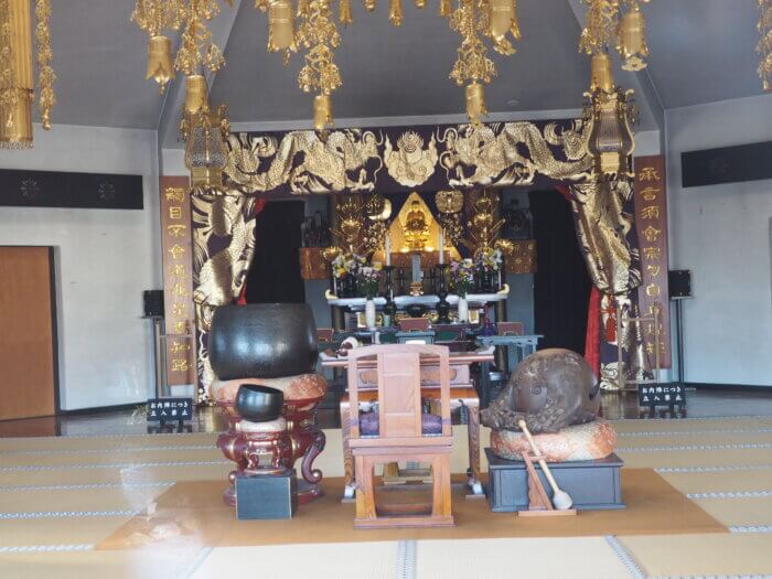 心通院:本堂の仏壇の写真です。