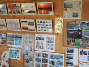 貴重な資料が展示された掲示板の写真です。