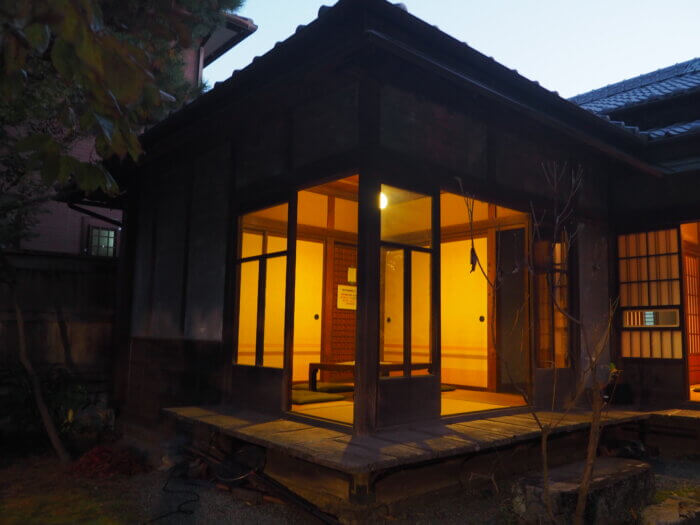 物外軒:夕刻の居室の写真です。