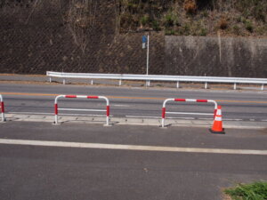 つきあたりの車止めの写真です。