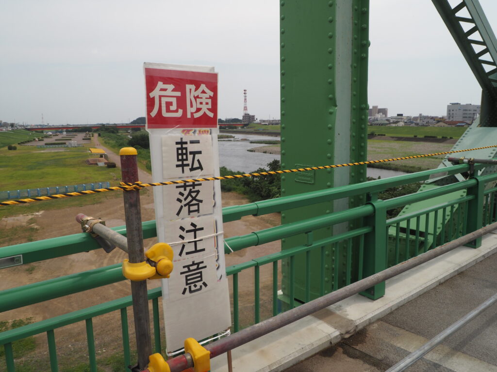 中橋3連アーチ下流側に設けられた転落防止エリアの写真です。