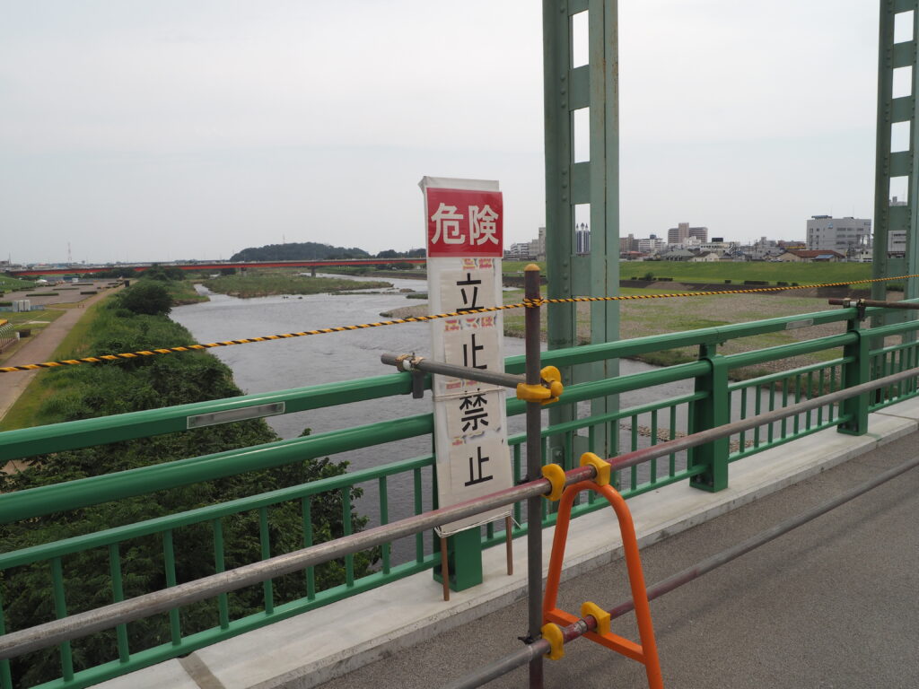 中橋3連アーチ下流側に設けられた転落防止エリアの写真です。