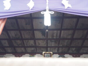 拝殿の天井絵の写真です。