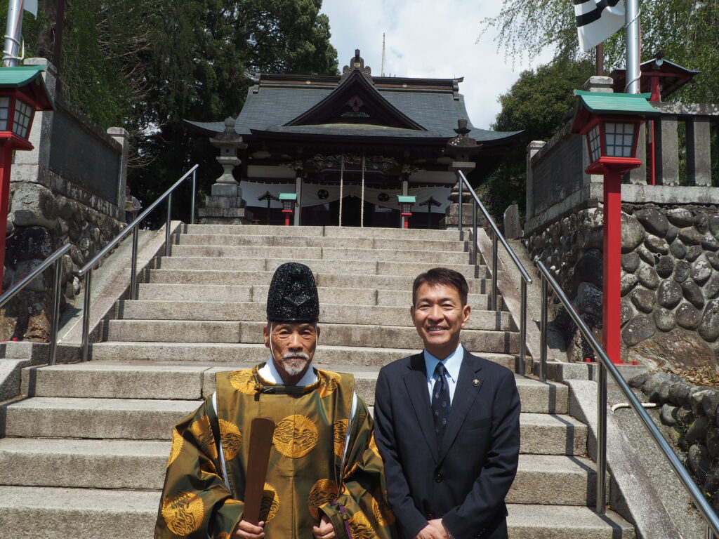下野一社八幡宮春季例大祭:宮司さんと足利市長の写真です。