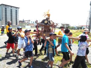 西新井町石上神社夏祭り神輿巡行の写真です。