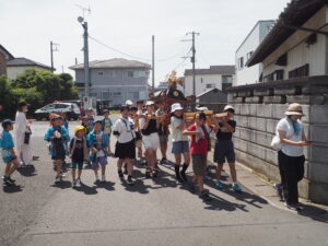 西新井町石上神社夏祭り神輿巡行の写真です。