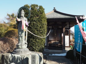 足利三十三観音霊場巡り：長昌寺の聖観世音菩薩像の写真です。