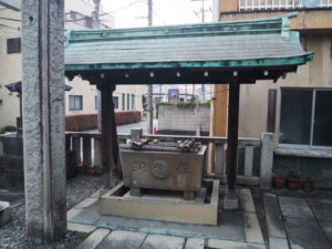 足利大門通り八雲神社：手水舎の写真です。
