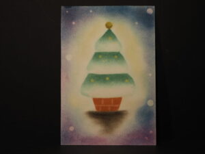パステル画：クリスマスツリーの写真です。