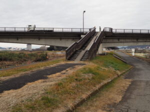 福寿大橋の下をくぐり反対側にある階段の写真です。