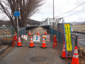 渡良瀬橋の側道工事の写真です。