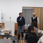 西新井町自治会・新年会：閉会宣言をする副会長の写真です。