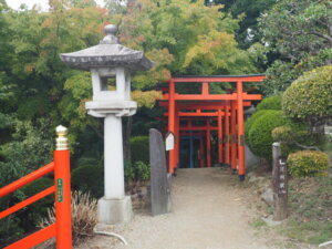 織姫神社：女坂と男坂の合流点付近の写真です。