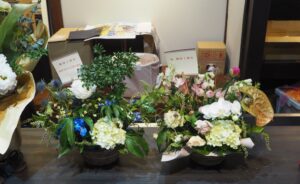 FMDAMONO：開局1周年を祝う祝花の写真です。