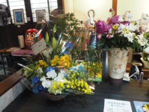 FMDAMONO：開局1周年を祝う祝花の写真です。