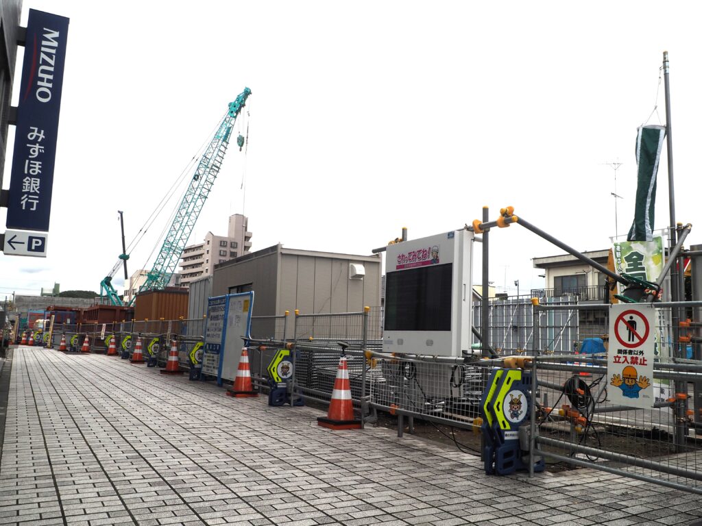 足利中橋架け替え工事:通り2丁目側工事現場に設置されたタッチパネルの写真です。