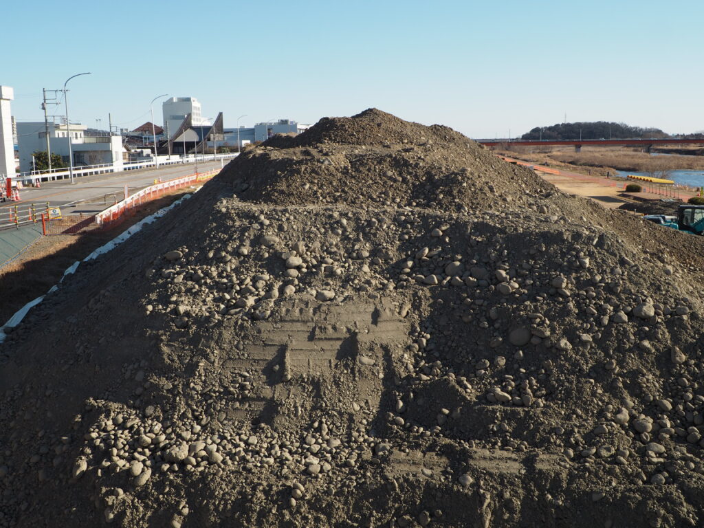 足利中橋架け替え工事:残土の写真です。