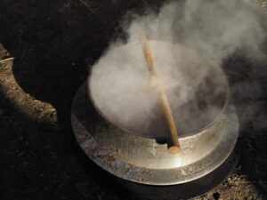 御厨神社・御筒粥祭：下ろされた釜の中の写真です。