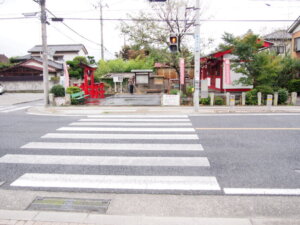 物外軒手前の横断歩道の写真です。