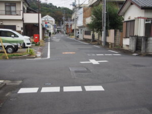 踏切を渡って最初の十字路の写真です。