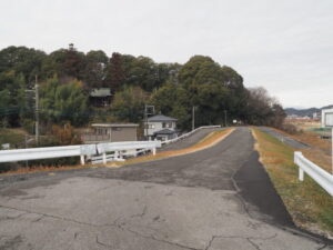 岩井橋：南たもとを右折した風景写真です。