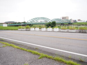 反対側の歩道にあるプランターの写真です。